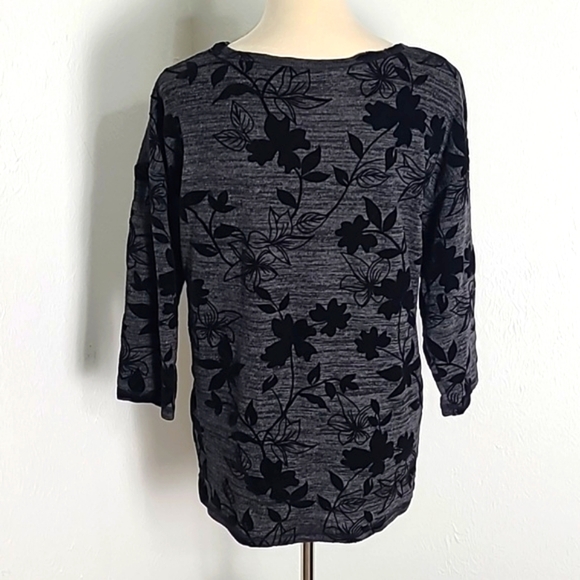 Onque Gray Top with Black Velvet Floral, Size Large - Picture 5 of 8